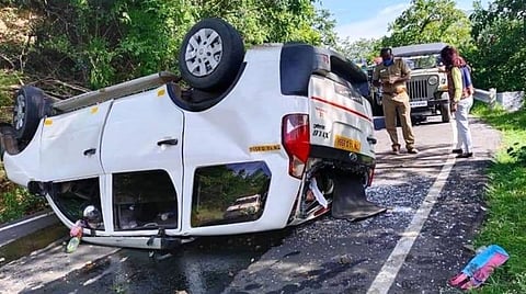 விபத்துக்குள்ளான கார்.