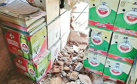 ரத்தினகிரி அருகே டாஸ்மாக் மதுபானக் கடை சுவரில் துளையிடப்பட்டுள்ளது.