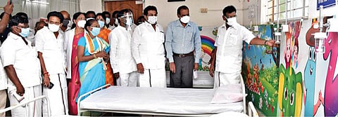 திருவள்ளுர் அரசு மருத்துவக் கல்லூரி மருத்துவமனையில் 80 படுக்கைகள் கொண்ட கரோனா சிறப்பு மருத்துவ சிகிச்சை மையத்தை நேற்று பால்வளத் துறை அமைச்சர் சா.மு.நாசர் திறந்து வைத்தார். இந்நிகழ்வில், மாவட்ட ஆட்சியர் பொன்னையா, திருவள்ளூர் எம்பி ஜெயக்குமார் உள்ளிட்டோர் பங்கேற்றனர்.