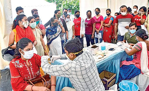 தனியார் மருத்துவமனைகளுக்கான கரோனா தடுப்பூசி விலை நிர்ணயம்- கோவிஷீல்டு ரூ.780, கோவாக்சின் ரூ.1,410, ஸ்புட்னிக்-வி ரூ.1,145 ஆக இருக்கும் என மத்திய அரசு தகவல்