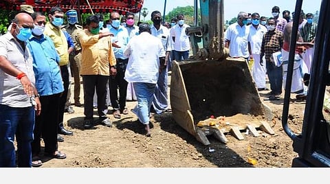 நல்லம்பல் பகுதியில் உள்ள ஏரியை ஆழப்படுத்தும் பணியை தொடங்கி வைத்து பார்வையிட்ட திருநள்ளாறு தொகுதி சட்டப்பேரவை உறுப்பினர் பி.ஆர்.சிவா, காரைக்கால் மாவட்ட ஆட்சியர் அர்ஜூன் சர்மா, புதுச்சேரி பொதுப்பணித்துறை தலைமை பொறியாளர் வி.சத்தியமூர்த்தி மற்றும் அதிகாரிகள்