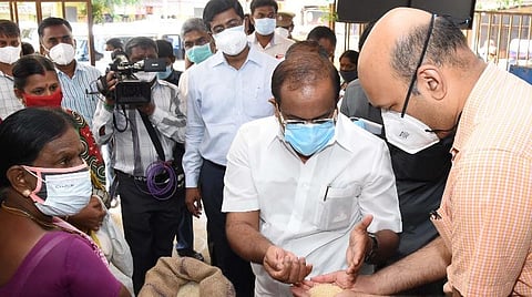 கோவை ராமநாதபுரம், ஒலம்பஸ், பெருமாள் கோயில் வீதியில் உள்ள ரேஷன் கடையில் இன்று வழங்கப்பட்ட அரிசியின் தரத்தை ஆய்வு செய்த உணவுத்துறை அமைச்சர் சக்கரபாணி. உடன், மாவட்ட ஆட்சியர் எஸ்.நாகராஜன் உள்ளிட்டோர்.