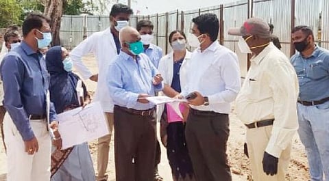 திருநெல்வேலி டவுன் கண்டியப்பேரியில் ரூ.28.90 கோடியில் நடைபெறும் மருத்துவமனை கட்டுமானப் பணிகளை, மாவட்ட ஆட்சியர் வே. விஷ்ணு ஆய்வு செய்தார்.படம்: மு.லெட்சுமி அருண்.