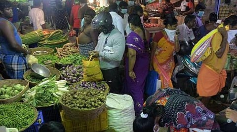 கரோனா தடுப்பூசி போட்டுக்கொள்ளாவிட்டால் கோயம்பேட்டில் - வியாபாரம் செய்ய அனுமதி இல்லை: வியாபாரிகளுக்கு சந்தை நிர்வாகம் எச்சரிக்கை
