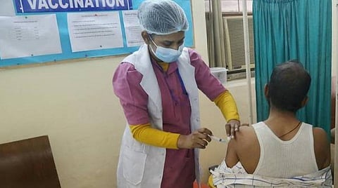 ஆதார் அட்டை இல்லாவிட்டாலும் முதியோருக்கு கரோனா தடுப்பூசி: ஆந்திர மாநில அரசு அறிவிப்பு