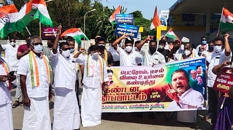 பெட்ரோல், டீசல் விலை உயர்வைக் கண்டித்து காரைக்காலில் ஆர்ப்பாட்டத்தில் ஈடுபட்ட காங்கிரஸ் கட்சியினர்.