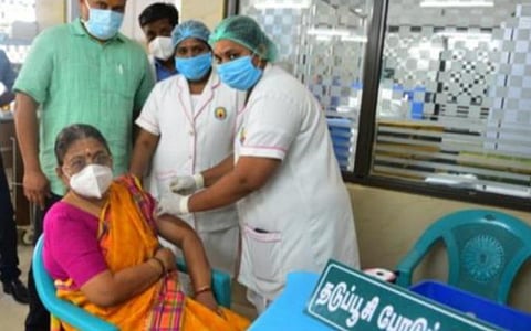 மதுரையில் தடுப்பூசி போடும் பணி மீண்டும் தொடங்கியது: முறையான அறிவிப்பு இல்லாததால் 90 தடுப்பூசி மையங்களும் வெறிச்சோடின
