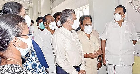 காஞ்சிபுரம் அருகே கீழ்கதிர்பூரில் பட்டுப் பூங்கா அமைப்பதற்காக நடைபெற்றுவரும் பணிகளை ஆய்வு செய்யும் அமைச்சர்கள் தா.மோ.அன்பரசன், ஆர்.காந்தி.