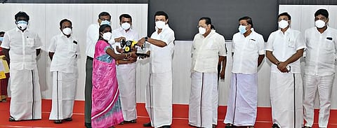 சேலம் ஆட்சியர் அலுவலகத்தில் நடைபெற்ற நிகழ்ச்சியில் பங்கேற்ற முதல்வர் மு.க.ஸ்டாலின், 'உங்கள் தொகுதியில் முதலமைச்சர்' என்ற  திட்டத்தின் கீழ் பயனாளிகளுக்கு நலத்திட்ட உதவிகளை வழங்கினார். அருகில் அமைச்சர்கள் துரைமுருகன், நேரு, செந்தில் பாலாஜி, மதிவேந்தன், ஆட்சியர் கார்மேகம், எம்பி. பார்த்திபன், எம்.எல்.ஏ. ராஜேந்திரன் உள்ளிட்டோர். 			 படம்: எஸ்.குரு பிரசாத்