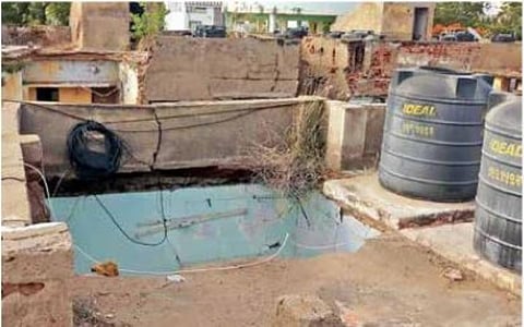 சிங்காநல்லூர் வீட்டுவசதி வாரிய குடியிருப்பில் இடிந்துவிழும் மேற்கூரைகள்; புதிய அடுக்குமாடி வீடுகள் கட்டுவதில் இழுபறி: குடியிருப்போர் நலச் சங்கத்தினருடன் தொடர்ந்து பேச்சுவார்த்தை