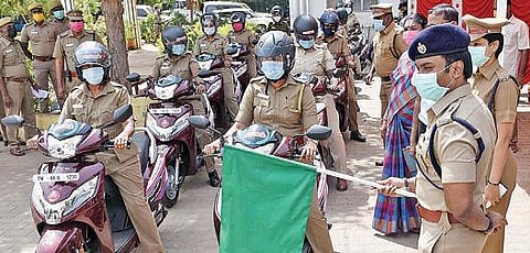 கோவை மாவட்டக் காவல்துறையின் சார்பில், துரித விசாரணைப் பணிகளுக்காக, மகளிர் காவலர்களுக்கு வழங்கப்பட்ட இருசக்கர வாகனங்களை பயன்பாட்டுக்கு தொடங்கி வைத்த, மாவட்டக் காவல் கண்காணிப்பாளர் செல்வநாகரத்தினம்.     படம்: ஜெ.மனோகரன்