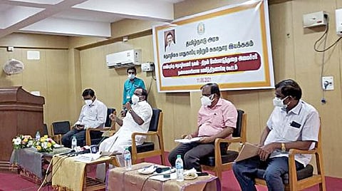 தொழிலக பாதுகாப்பு, சுகாதார இயக்கக அலுவலர்களின் பணித் திறனாய்வு கூட்டம்அமைச்சர் சி.வி.கணேசன் தலைமையில் சென்னையில் நேற்று நடந்தது. தொழிலாளர் நலத்துறை செயலர்  கிர்லோஷ் குமார், தொழிலக பாதுகாப்பு,  சுகாதார இயக்குநர் எம்.வி.செந்தில்குமார், இயக்குநர் கே.ஜெகதீசன் பங்கேற்றனர்.