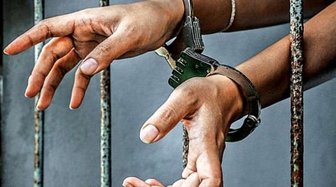 எல்லையில் ஊடுருவிய சீன உளவாளி கைது: 1,300 சிம் கார்டை சீனாவுக்கு அனுப்பியது கண்டுபிடிப்பு