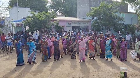 முழு நேர ரேஷன் கடையை பகுதிநேரக் கடையாக மாற்ற எதிர்ப்பு: மக்கள் போராட்டம்