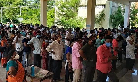 நெல்லையில் தடுப்பூசி மையங்களில் கடும் கூட்டம்: திணறிய செவிலியர்கள்