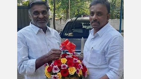 அதிமுக முன்னாள் அமைச்சர் கே.சி. வீரமணிக்குப் பூங்கொத்து கொடுக்கும் முன்னாள் மாவட்டச் செயலாளர் எல்.கே.எம்.வாசு (கோப்புப்படம்) 