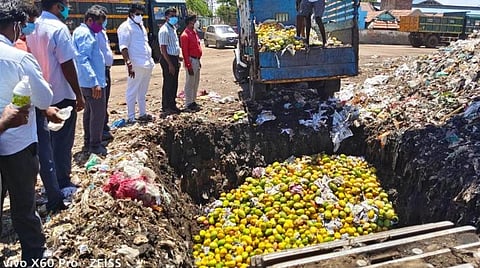 திருச்சி காந்தி மார்க்கெட்டில் இன்று ரசாயனம் தெளித்து பழுக்க வைக்கப்பட்ட மாம்பழங்கள் கைப்பற்றப்பட்டு, அரியமங்கலம் குப்பைக் கிடக்கில் பள்ளத்தில் கொட்டி அழிக்கப்பட்டன. 