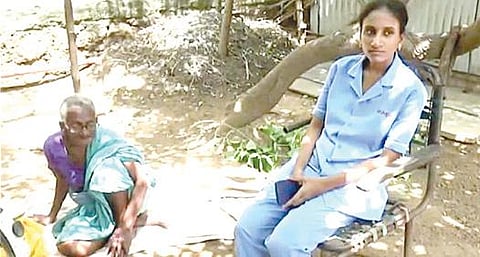 தனது பாட்டியுடன் செவிலியர் கீர்த்தனா.