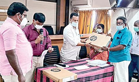 தாம்பரம் கோட்டத்தில் உள்ள கிராம நிர்வாக அலுவலர்களுக்கு மடிக்கணினி வழங்கும்  கோட்டாட்சியர் ரவிச்சந்திரன்.