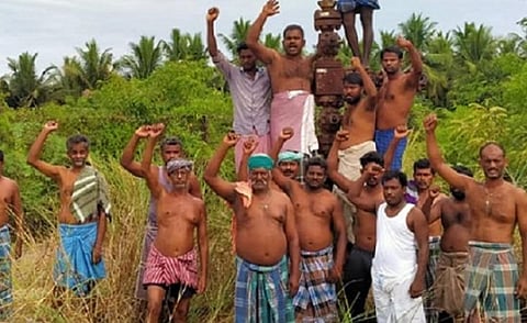 பட விளக்கம்: புதுக்கோட்டை மாவட்டம் கோட்டைக்காடு அருகே கரு வடதெருவில் எரிபொருள் பரிசோதனை மேற்கொள்ளப்பட்ட இடத்தில் போராட்டத்தில் ஈடுபட்ட விவசாயிகள்.
