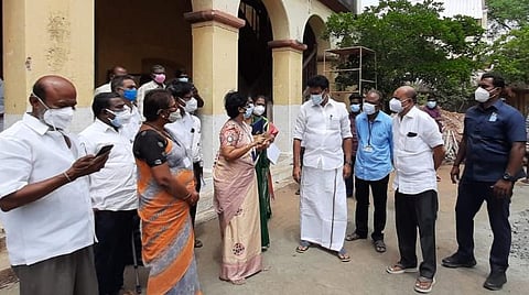 கரூர் நகராட்சி மேல்நிலைப் பள்ளியைப் பள்ளிக் கல்வித்துறை அமைச்சர் அன்பில் மகேஸ் பொய்யாமொழி பார்வையிட்டு ஆய்வு செய்தார்.