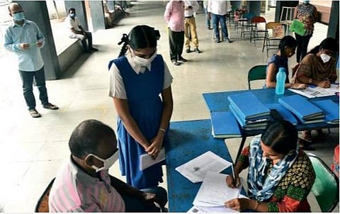 நாளை முதல் மாணவர் சேர்க்கை, பாடப் புத்தகங்கள் வழங்கும் பணி: பள்ளிக் கல்வித்துறை அறிவிப்பு