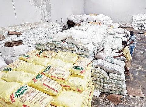 வேலூர் மாவட்டத்தில், நாளை முதல் நியாய விலைக் கடைகளில் கரோனா சிறப்பு நிவாரணமாக 14 வகையான மளிகைப்பொருட்கள் வழங்கப்படவுள்ளன. இதற்காக, வேலூர் தொரப்பாடி பகுதியில் உள்ள நுகர்பொருள் வாணிப கழக கிடங்கில் மூட்டைகளில் அடுக்கி வைக்கப்பட்டுள்ள பொருட்கள்.படம்: வி.எம்.மணிநாதன்.
