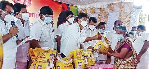 கரூர் பசுபதிபாளையத்தில் நேற்று நடைபெற்ற நிகழ்ச்சியில், பெண் ஒருவருக்கு 4 கிலோ அரிசியை வழங்குகிறார் திமுக இளைஞரணிச் செயலாளர் உதயநிதி ஸ்டாலின் எம்எல்ஏ. உடன், மின் துறை அமைச்சர் வி.செந்தில்பாலாஜி உள்ளிட்டோர்.