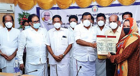 திருச்சி ஆட்சியர் அலுவலகத்தில் நேற்று நடைபெற்ற நிகழ்ச்சியில் கரோனா நிவாரண நிதியின் 2-ம் தவணை தொகை ரூ.2 ஆயிரம் மற்றும் மளிகை பொருட்கள் தொகுப்பு ஆகியவற்றை ஒரு பெண்ணுக்கு வழங்குகிறார் மாநில நகர்ப்புற வளர்ச்சித் துறை அமைச்சர் கே.என்.நேரு. உடன்,  எம்.பிக்கள் திருச்சி என்.சிவா, சு.திருநாவுக்கரசர், ஆட்சியர் சு.சிவராசு உள்ளிட்டோர்.படம்: ஜி.ஞானவேல்முருகன்
