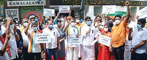 டாஸ்மாக் கடை திறப்பைக் கண்டித்து, தமிழக பாஜக தலைவர் எல்.முருகன் தலைமையில் கட்சியின் தலைமை அலுவலகமான கமலாலயம் முன்பாக நேற்று ஆர்ப்பாட்டம் நடைபெற்றது. இதில் மாநில பொதுச் செயலர் கரு.​நாகராஜன், முன்னாள் எல்எல்ஏ கு.க.செல்வம் மற்றும் கட்சி நிர்வாகிகள் பங்கேற்றனர்.படம்: க.ஸ்ரீபரத்