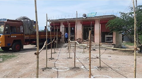 விழுப்புரம், ஜானகிபுரம் டாஸ்மாக் கடைகள் வெறிச்சோடிக் காணப்படுகின்றன.