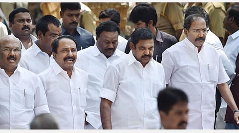 அதிமுக எம்எல்ஏக்கள் கூட்டம்: துணைத் தலைவர், கொறடா யார்?- தேர்வு தொடங்கியது