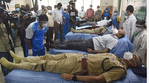 கோவை அரசு மருத்துவமனையில் இன்று ஒரே நேரத்தில் ரத்ததானம் செய்த கோவை மாவட்ட ஆட்சியர் எஸ்.நாகராஜன், கோவை மாநகரக் காவல் ஆணையர் தீபக் டாமோர், மேற்கு மண்டலக் காவல்துறை தலைவர் ர.சுதாகர் ஆகியோர் | படம்:ஜெ.மனோகரன்.