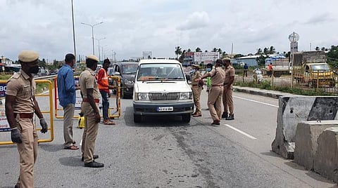 தமிழக ஓசூர் எல்லை சோதனைச்சாவடியில் வெளி மாநில வாகனங்களில் வருபவர்களிடம் இ-பாஸ் சோதனை நடத்தும் போலீஸார். 