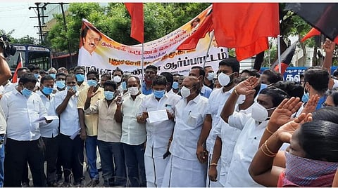 புதுச்சேரியில் கல்வித்துறையை முற்றுகையிட்டுப் போராட்டம் நடத்திய திமுக.