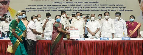 அரிசி குடும்ப அட்டைதாரர்களுக்கு கரோனா நிவாரண நிதி 2-வது தவணையாக ரூ.2,000 மற்றும் 14 வகையான மளிகை தொகுப்பை பயனாளி ஒருவருக்கு வழங்கிய அமைச்சர் துரைமுருகன். அருகில், டிஆர்ஓ பார்த்தீபன் உள்ளிட்டோர்.படம்: வி.எம்.மணிநாதன்.