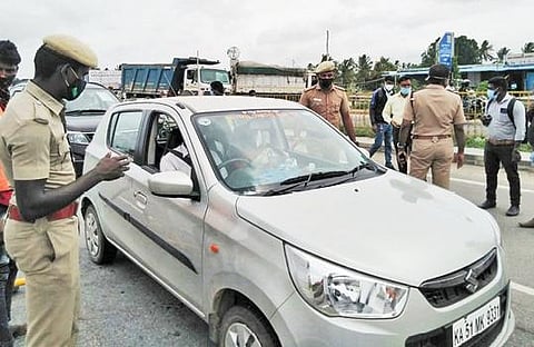 தமிழக எல்லையான ஓசூர் ஜுஜுவாடி சோதனைச் சாவடியில் வெளி மாநிலத்தில் இருந்து வாகனங்களில் வருவோரிடம் இ-பாஸ் உள்ளதா என்பது தொடர்பாக போலீஸார் தீவிர கண்காணிப்பு பணியில் ஈடுபட்டனர்.
