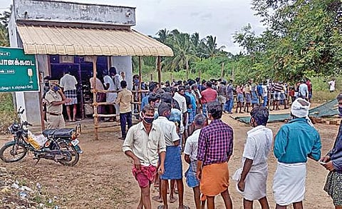 திருப்பூர் மாவட்டம் மடத்துக்குளம் அருகே, திண்டுக்கல் மாவட்ட எல்லையான சாமிநாதபுரத்தில் டாஸ்மாக் கடை முன்பு நீண்ட வரிசையில் காத்திருந்த இரு மாவட்ட மதுப்பிரியர்கள்.