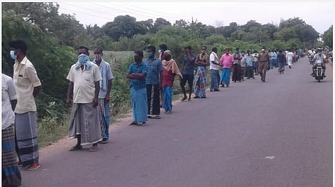 அரியலூர் மாவட்டம் திருமானூரில் உள்ள ஒரு டாஸ்மாக் கடைக்கு மது வாங்க வரிசையில் சென்ற மதுப்பிரியர்கள்.