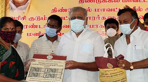 திண்டுக்கல் மாவட்டம் கன்னிவாடியில் கரோனா நிவாரணநிதி மற்றும் இலவச மளிகைப்பொருட்களை வழங்கிய கூட்டுறவுத்துறை அமைச்சர் ஐ.பெரியசாமி.
