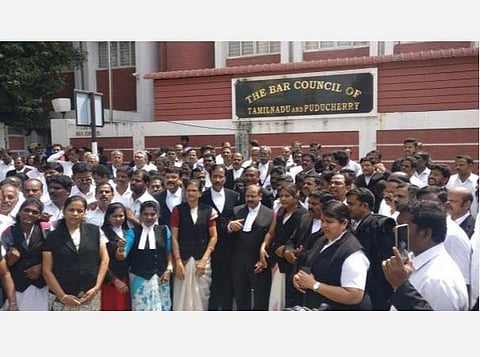ஊரடங்கில் வரம்பு மீறிய வழக்கறிஞர்கள் மீது எடுக்கப்பட்ட நடவடிக்கை என்ன?- பார் கவுன்சிலுக்கு உயர் நீதிமன்றம் நோட்டீஸ்