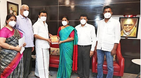 புத்தகத்தை வெளியிட்ட முதல்வர் ஸ்டாலின்.