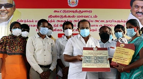 தொப்பம்பட்டி அருகே வயலூர் கிராமத்தில் கரோனா நிவாரண நிதி வழங்கிய உணவுத்துறை அமைச்சர் அர.சக்கரபாணி. 