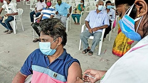 அரசு ஆசிரியர்களை பணியில் ஈடுபடுத்தலாம்; மையங்களில் குவியும் பொதுமக்கள்: தடுப்பூசி போடுவதை முறைப்படுத்த வேண்டும்- மருத்துவர்கள், சமூக ஆர்வலர்கள் ஆலோசனை