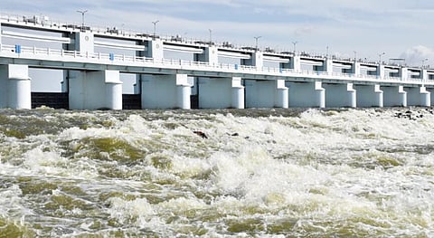 முக்கொம்பு மேலணையிலிருந்து காவிரியில் சீறிப்பாய்ந்து வரும் தண்ணீர்.