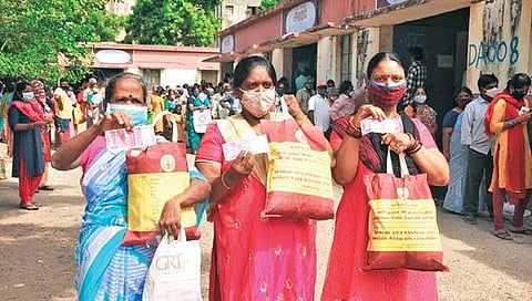 சென்னை அயனாவரம் பகுதி நியாயவிலைக் கடையில் நிவாரண நிதியுடன் மளிகை பொருட்களை மகிழ்ச்சியுடன் வாங்கிச் சென்ற பெண்கள்.படம்: ம.பிரபு