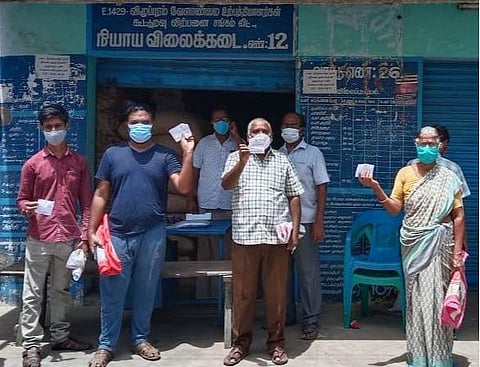 விழுப்புரம் மணிநகர் நியாயவிலைக் கடை முன்பு பொதுமக்கள் போராட்டம்.