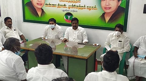 சசிகலாவுக்கு புதுச்சேரி அதிமுக கண்டனம்: தேர்தலுக்குப் பிறகு குழப்பம் ஏற்படுத்த முயல்வதாக குற்றச்சாட்டு