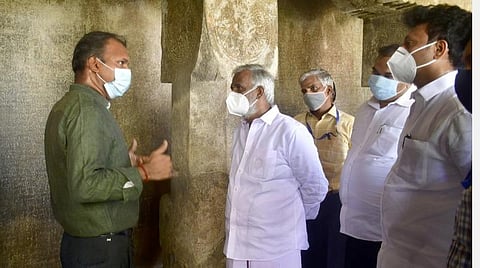மலைக்கோட்டை கோயிலில் பல்லவர் குகையைப் பார்வையிடும் அமைச்சர்கள் பி.கே.சேகர்பாபு, அன்பில் மகேஸ் பொய்யாமொழி.| படம்: ஜி.ஞானவேல்முருகன்.