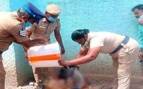 சிறுமிக்கு தாலி கட்டிய மகன்; தட்டிக்கேட்ட தாய்க்கு கத்திக்குத்து: தீக்குளிக்க முயன்றதால் மதுரை ஆட்சியர் வளாகத்தில் பரபரப்பு